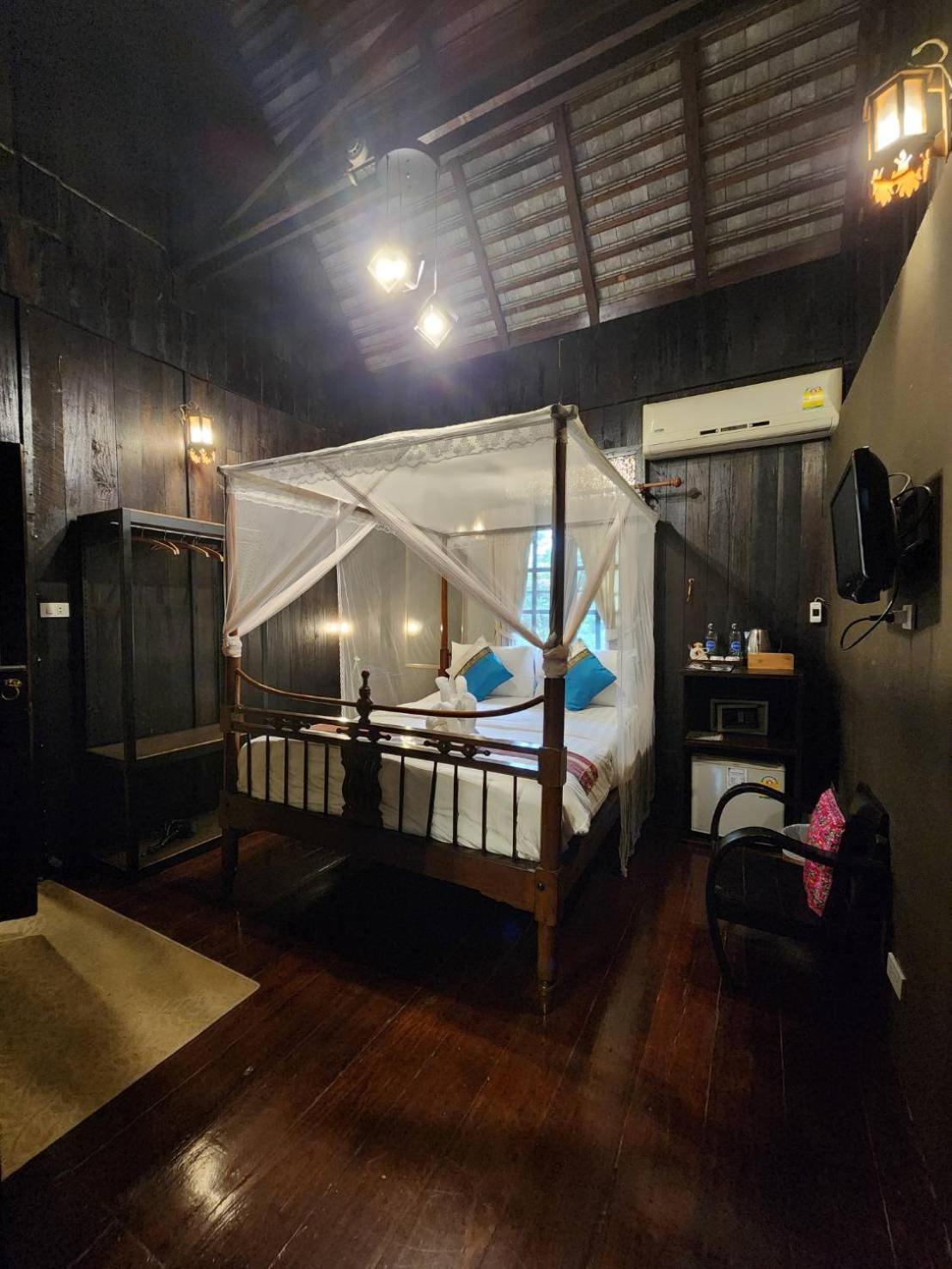 Club One Seven Gaymen Chiang Mai Hotel Exterior photo