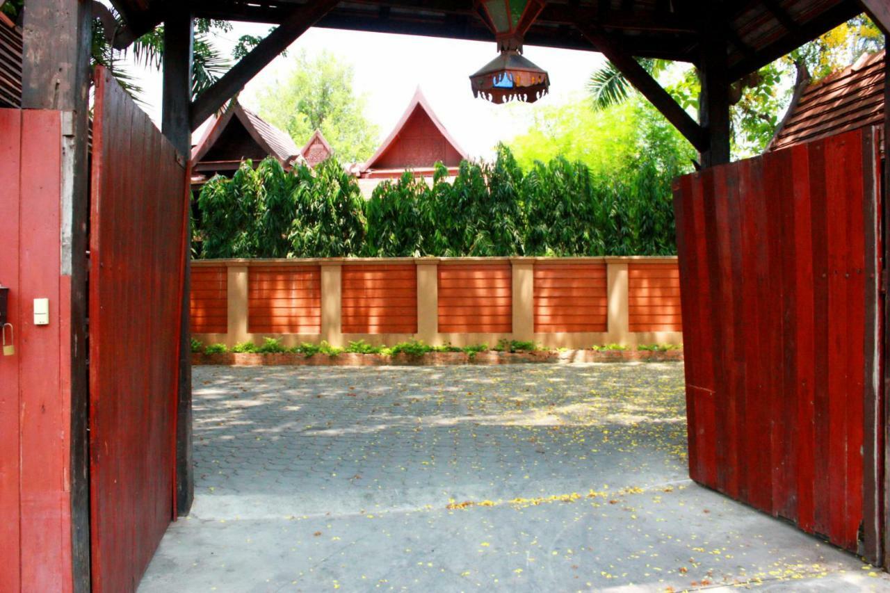 Club One Seven Gaymen Chiang Mai Hotel Exterior photo